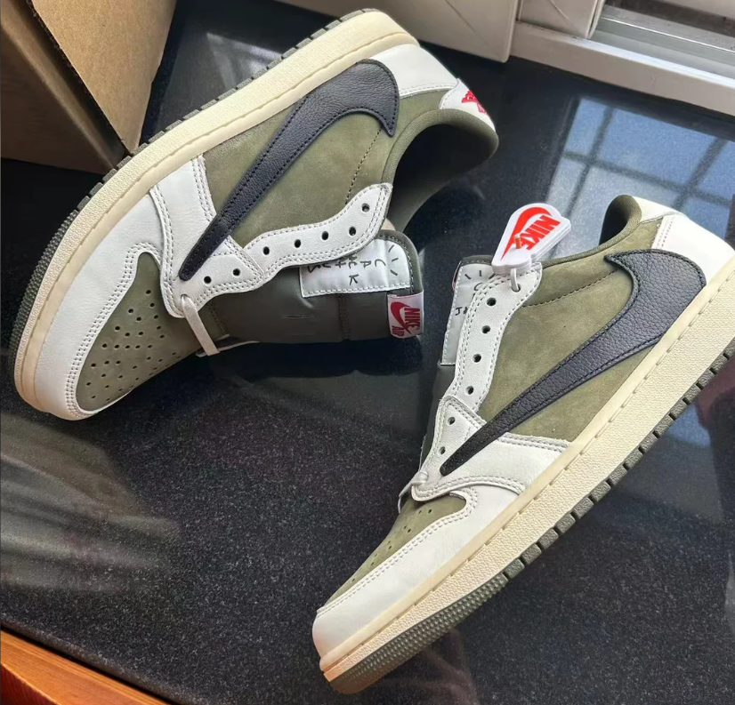 Olive Cream Low Top Sneakers Men Retro Casual Skate Shoes
