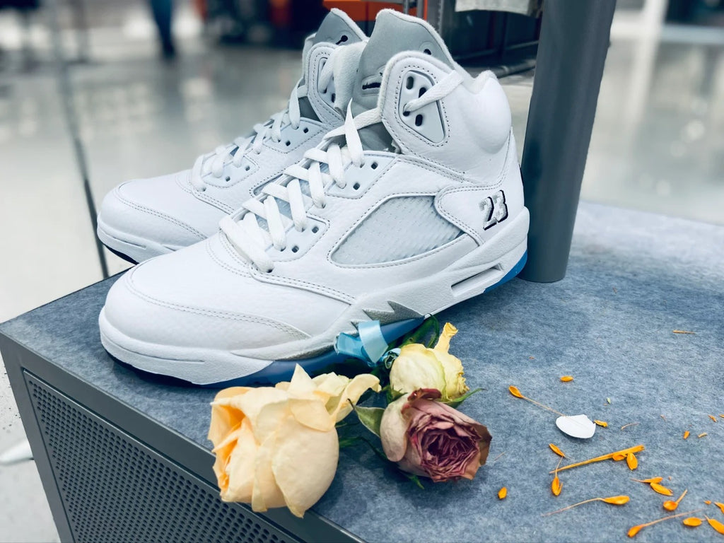 White High Top Sneakers Men Retro Basketball Shoes