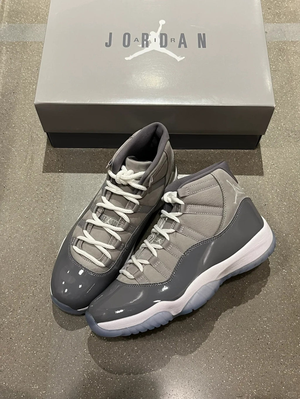 Grey Mid Top Sneakers Men Retro Basketball Shoes